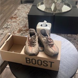 Yeezy 350 v2